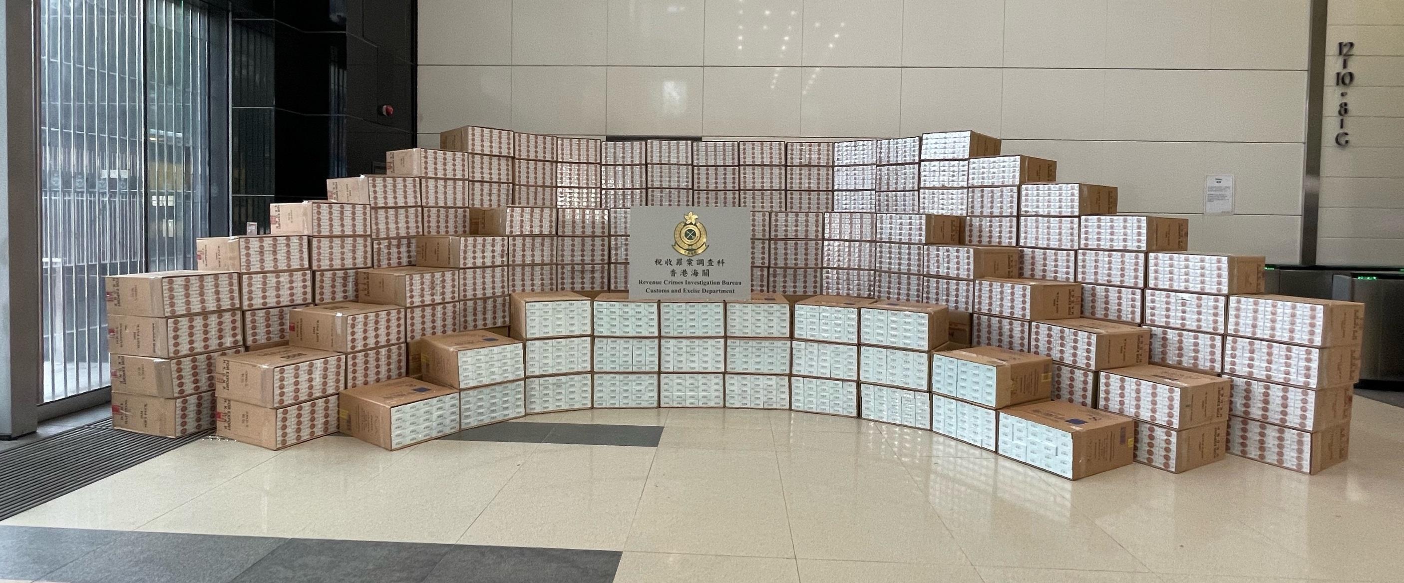 海關在元朗搗破一個懷疑私煙貯存倉庫，檢獲約五百萬支懷疑私煙。(政府新聞處圖片)