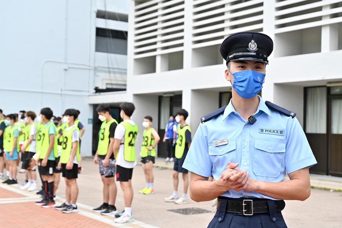 「警募大使」介紹體能測試的入職要求。(政府新聞處)
