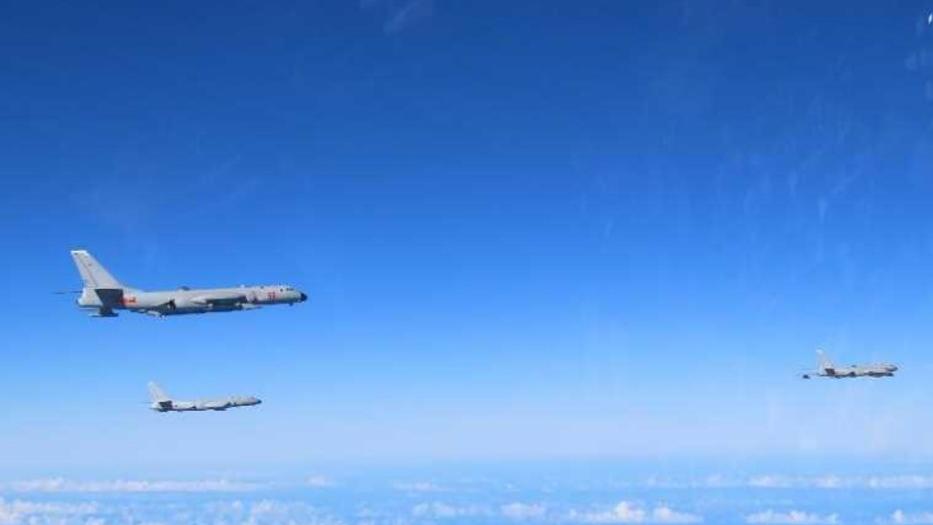 3架解放軍轟6戰機飛越沖繩宮古海峽。(日本防衞省Twitter圖片)