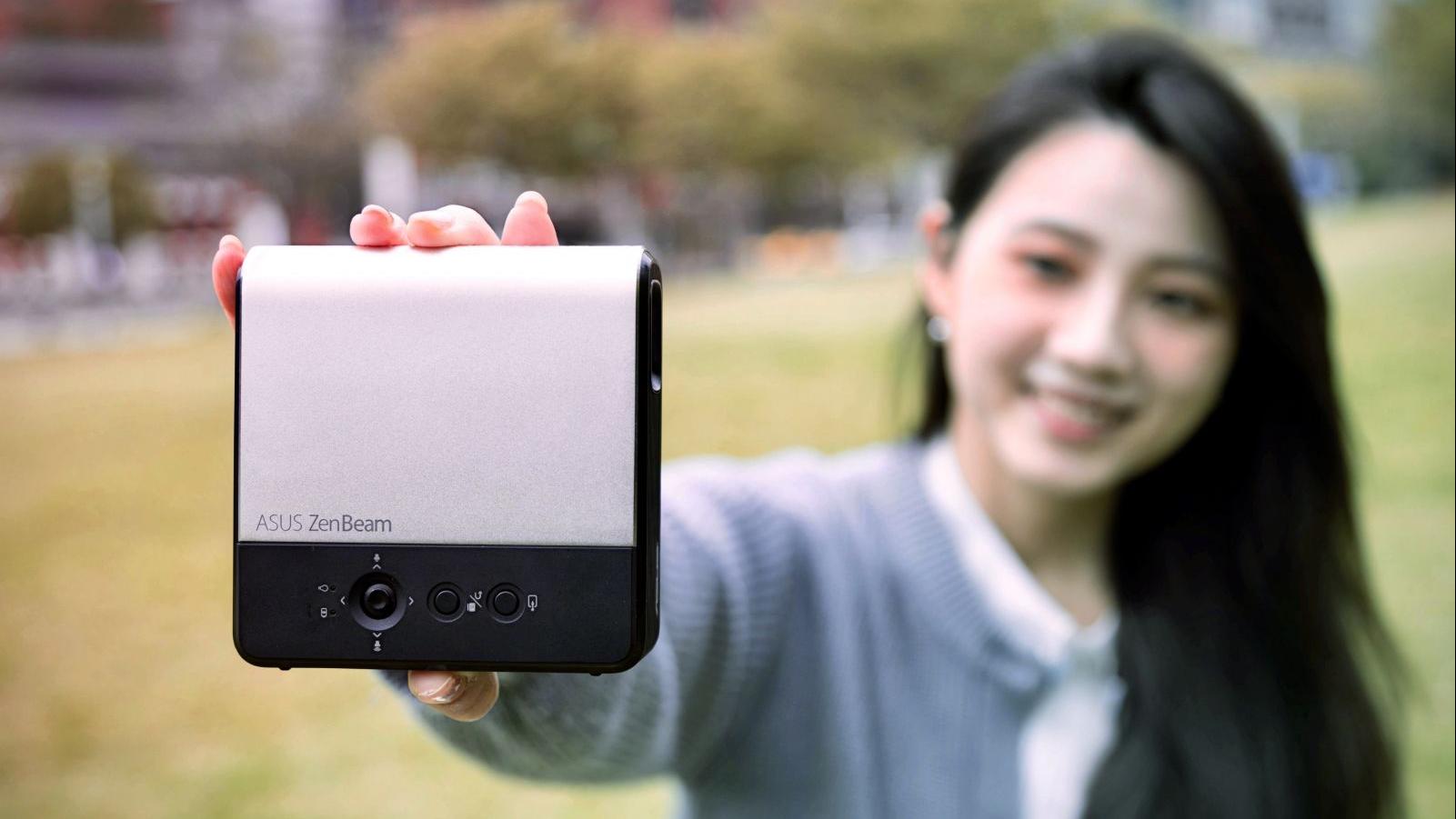 直度投影丨最啱睇短片 ASUS ZenBeam E2微型投影機