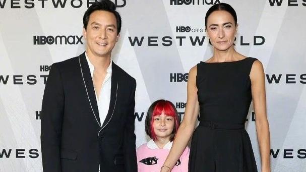 吳彥祖帶愛妻與寶貝女出席《西部世界》的紐約首映禮。