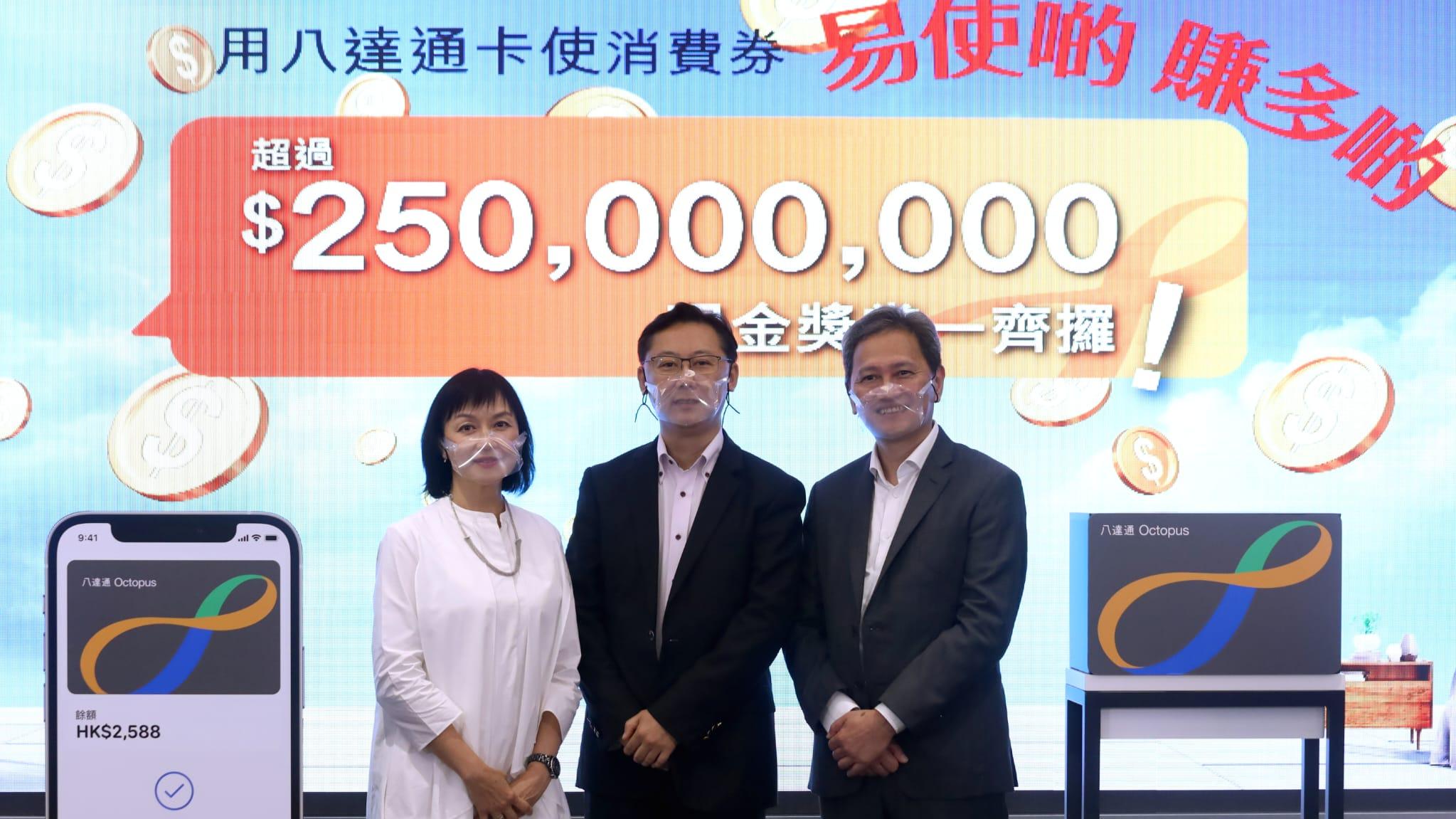  八達通營業及市務總監李玉兒（左一）表示，是次推出的獎賞非常實際亦可輕易獲得，客戶只須透過消費便可賺取獎賞。(鍾式明攝)