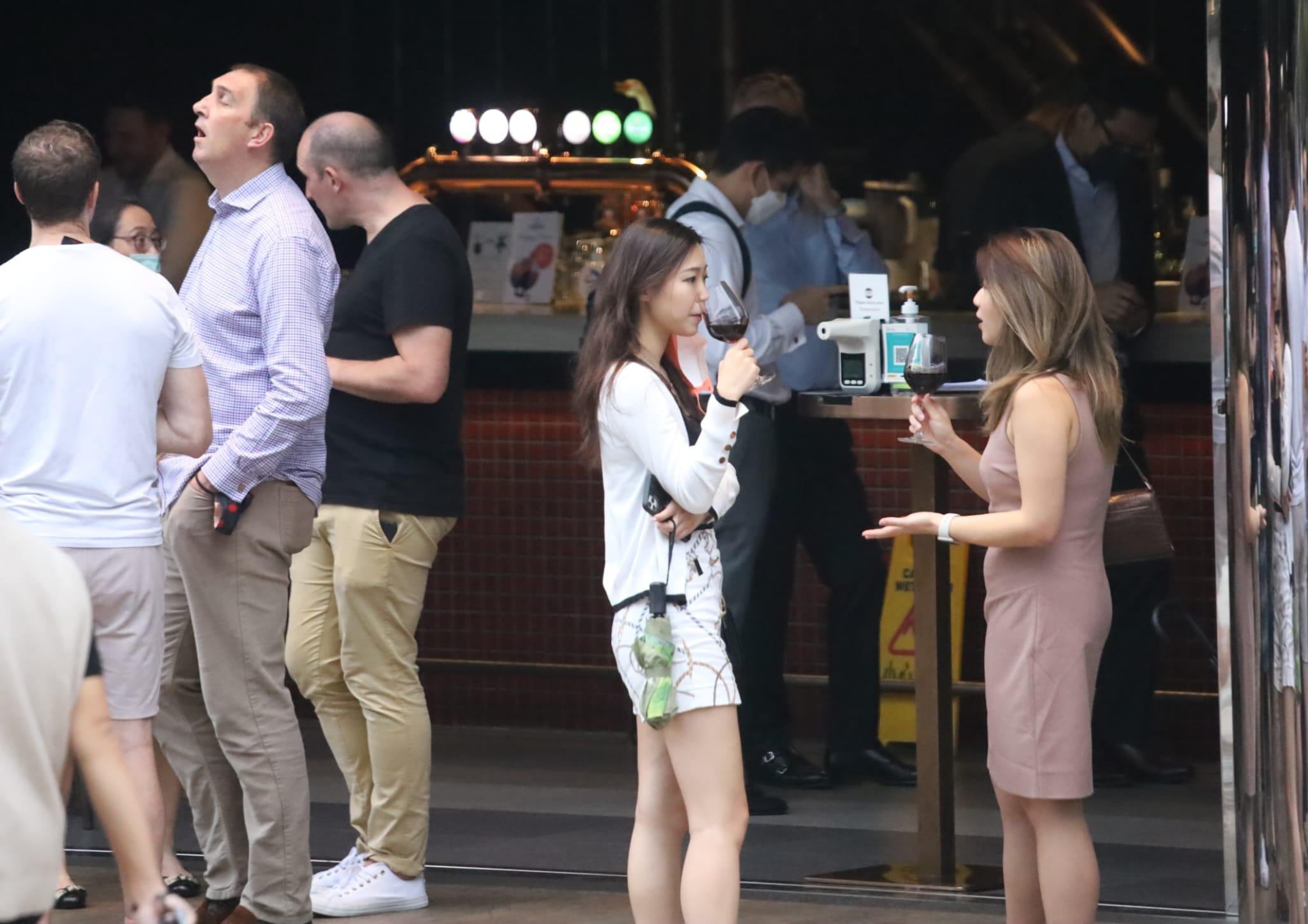 政府收緊針對酒吧、酒館等場所的防疫措施。(鍾式明攝)