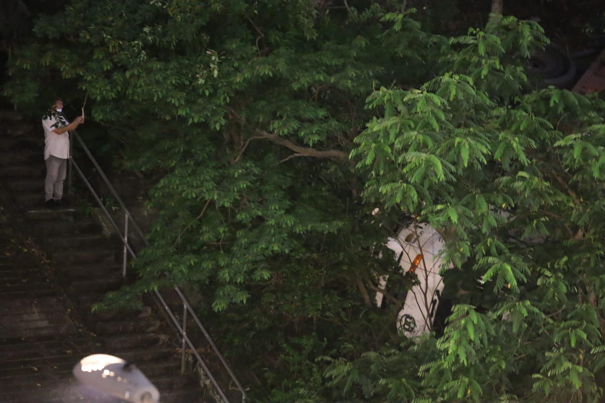 油塘有貨車疑失控撞鐵欄後衝落山坡。(鍾式明攝)