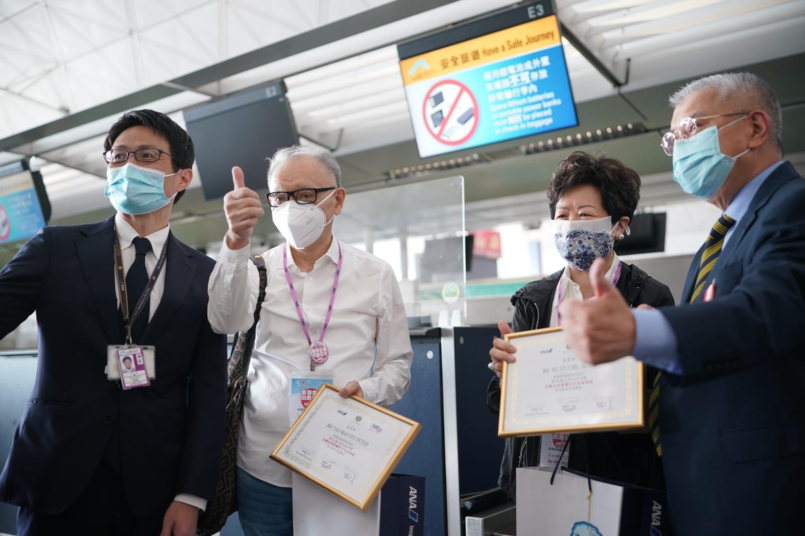 團友陳先生（左二）稱看到廣告後立即報名，想外出走走。