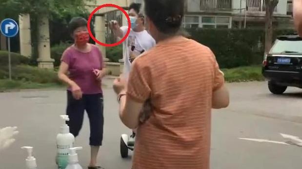 涉事男童持菜刀指著防疫人員。(互聯網)