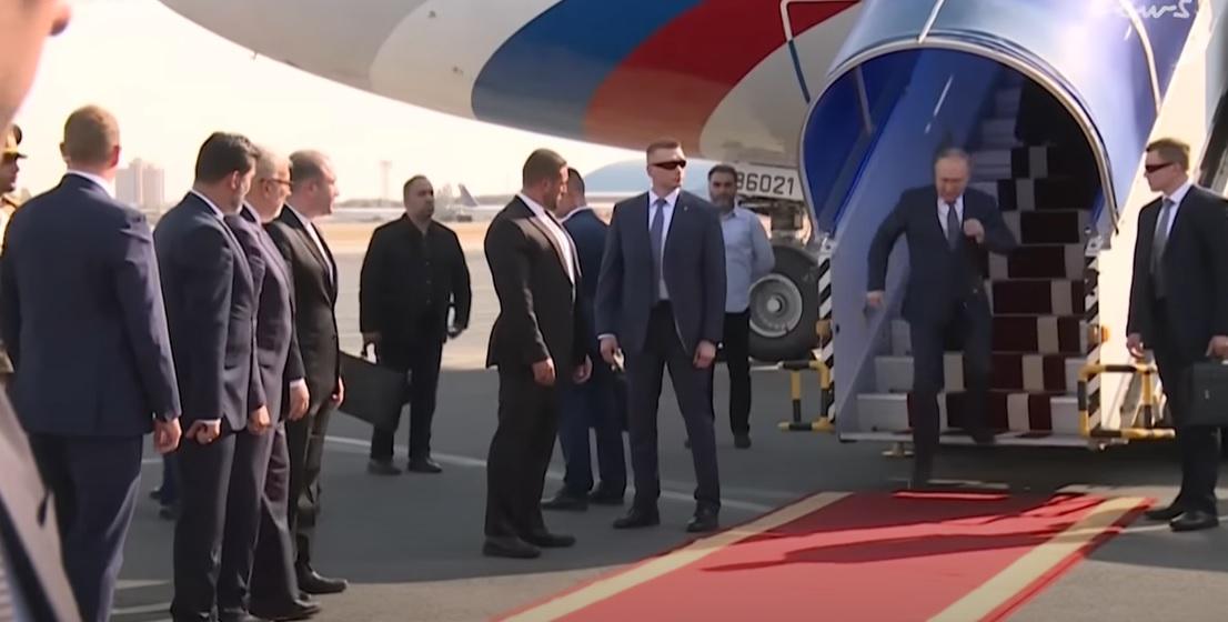 普京動作敏捷，跳落梯級。(互聯網)