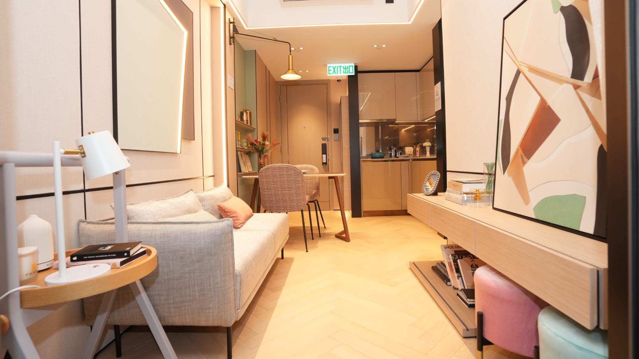 消息指，深水埗新盤佳悅4日累收約100票，超額認購約一倍，入票準買家中以年輕客人為主，佔約七成。(圖為佳悅示範單位/陳奕釗攝)