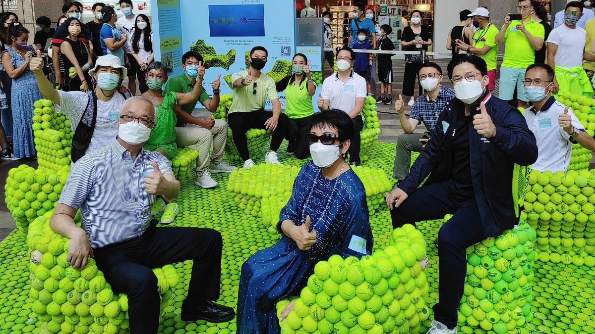 用回收網球製成的藝術品傢俬，即日起在利舞臺廣場展出；前排左一為環境及生態局長謝展寰、前排左三為立法會議員霍啟剛。(李朗僑攝)