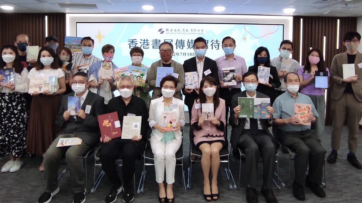 聯合出版集團邀請多名作家，分享在書展推出的新作品；後排右五為岑智明。(李朗僑攝)