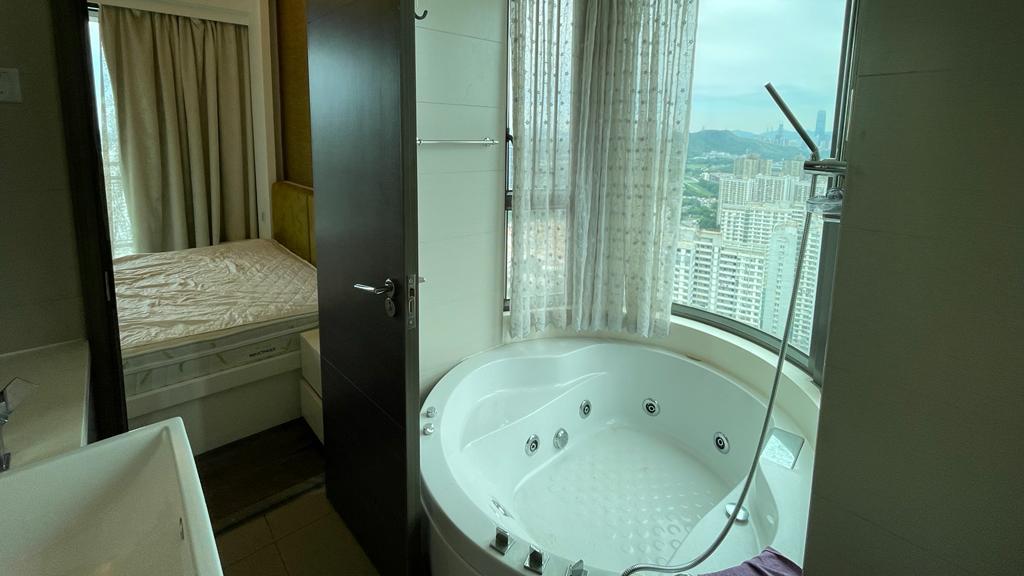 主人套房的浴室設有圓形按摩浴缸，配合弧形大玻璃窗，一邊浸浴、一邊賞風景，一樂也！