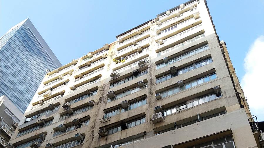 成運工業大廈位於觀塘工業區核心地段，人流時刻暢旺，新近有一低層連租約單位放售，叫價3,300萬元，現有租約每月租金約10萬元，回報率約3.6%，屬高回報投資。