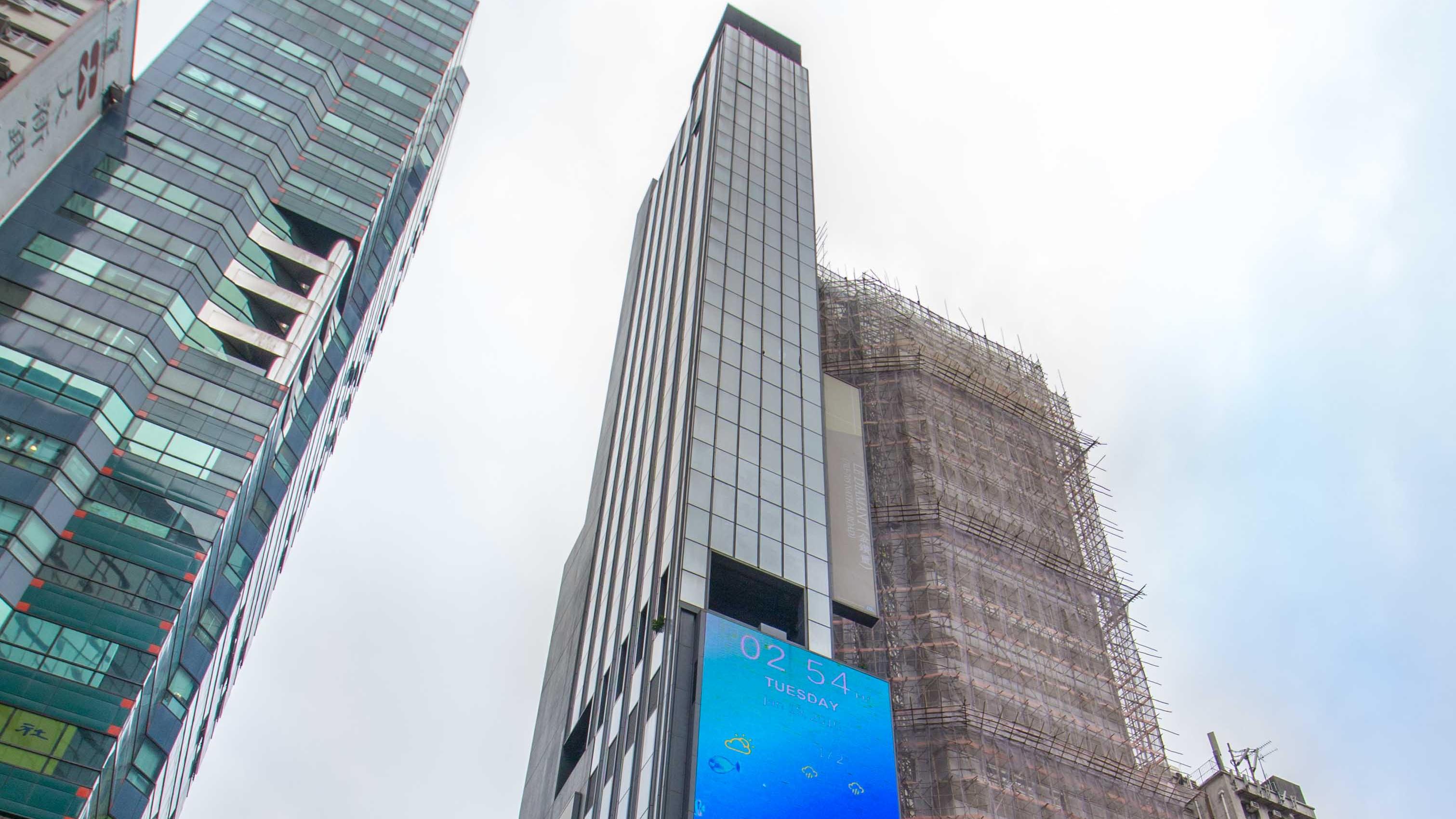 旺角金鑽璽大廈中層全層以連租約形式出售，意向價約2,532萬元。