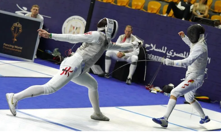 張家朗(左)守尾門打出10：0，帶領香港隊反勝中國隊，殺入16強。（FIE）