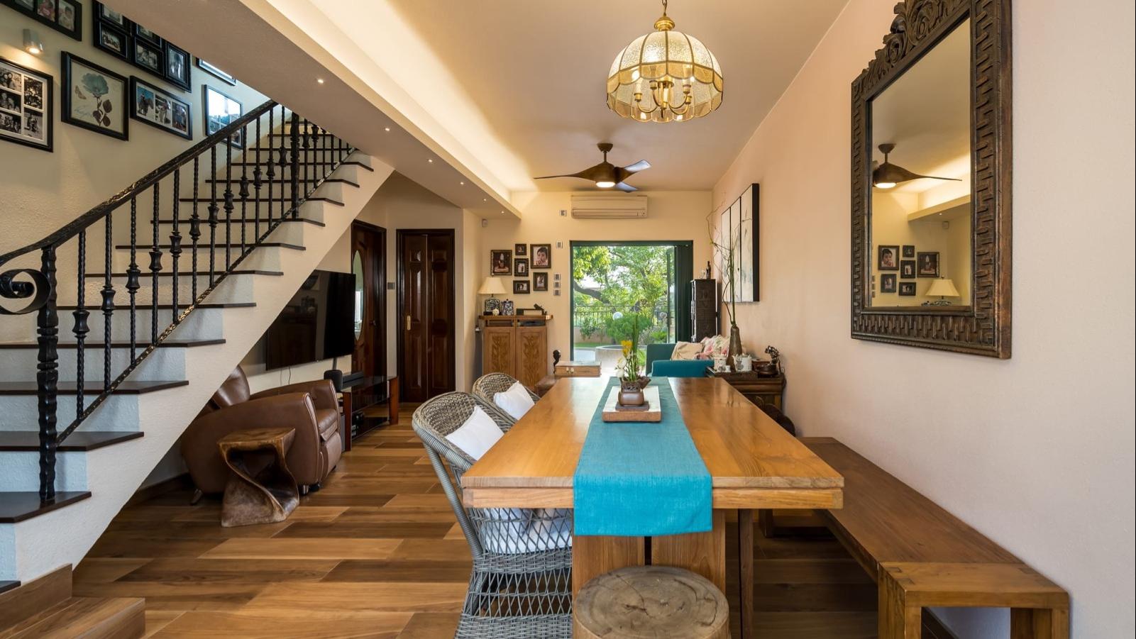 呈長方形的大廳，放有木製長餐桌椅，配上雅緻的吊燈、裝飾璧鏡，以及帶點殖民色彩的樓梯，展現新舊交融的典雅氣派。