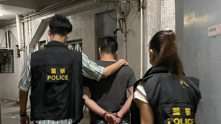 粉嶺華明邨收數佬被截查，檢紅油及追債字條。(警方圖片)