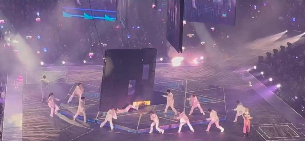 人氣男團MIRROR昨晚第四場紅館演唱會發生屏幕跌落意外。(網上圖片)