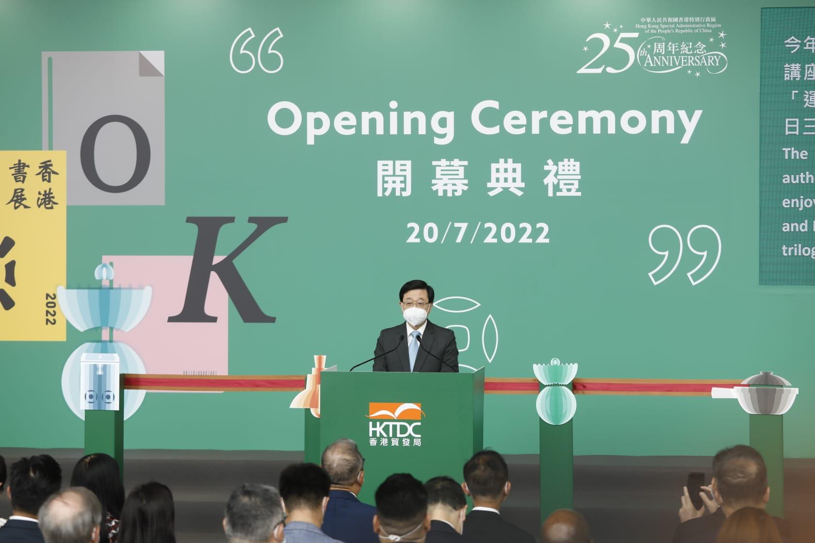 李家超指，向應屆DSE考生送上支持，稱我們與你們一起同行。(林俊源攝)