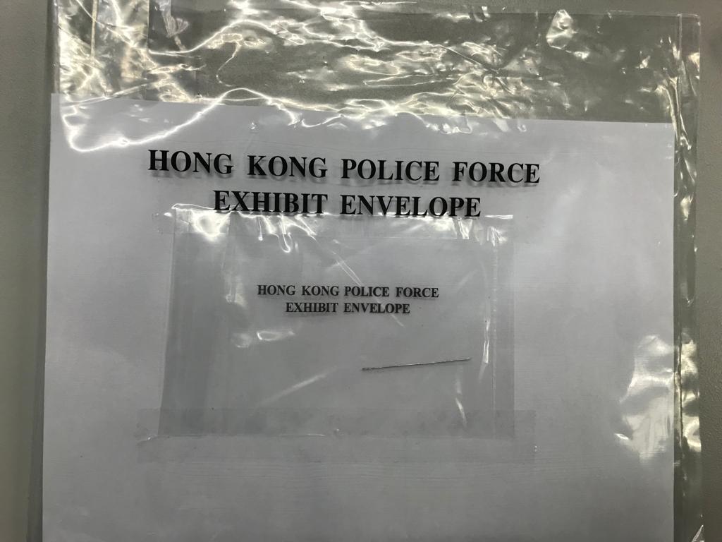 警方展示檢獲的一支縫紉針。(警方圖片)