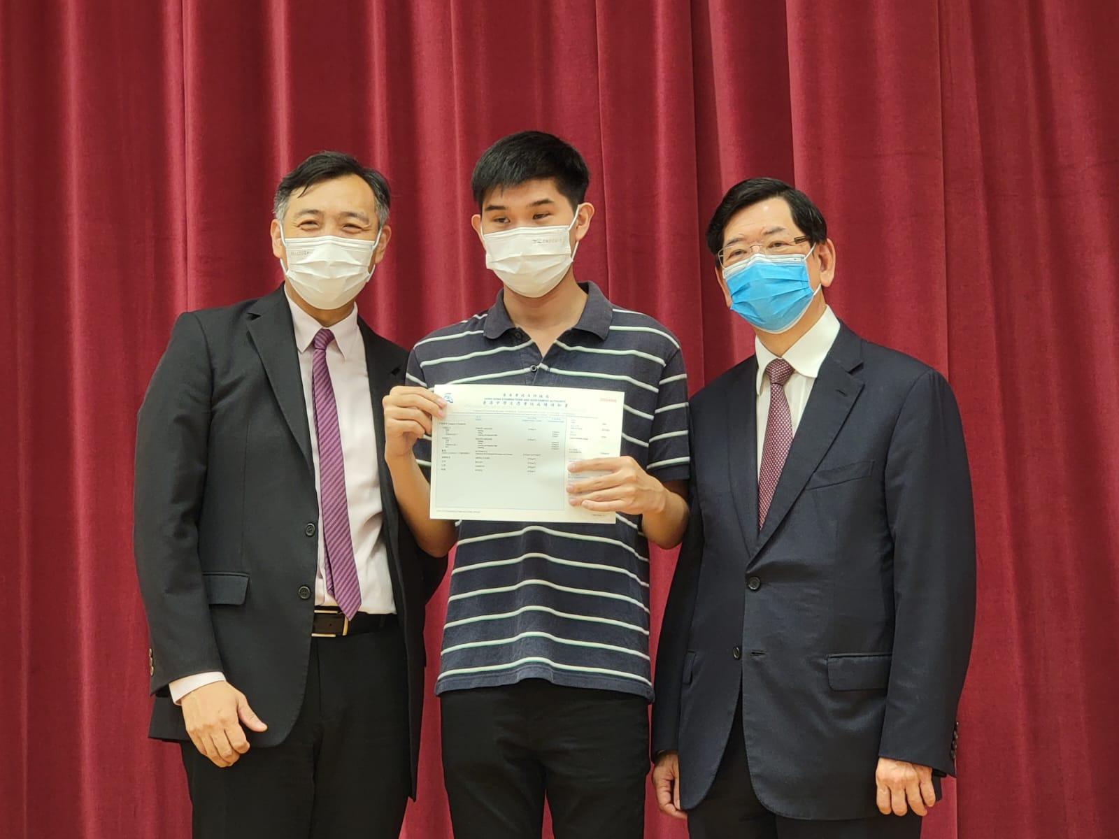 伊利沙伯中學「超級狀元」謝承臻(中)表示想成為醫生，貢獻社會。