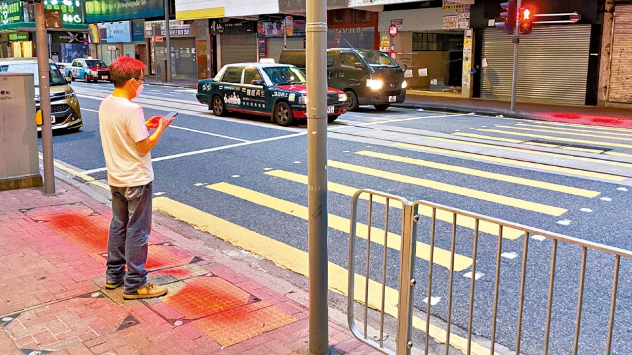 紅光投射行人過路處提示停步 運輸署新招針對低頭族
