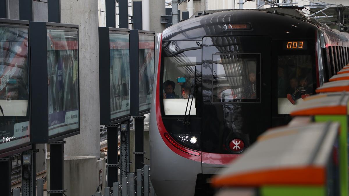 南港島綫今年5月底發生列車「飛站」事故。(資料圖片／鍾式明攝)