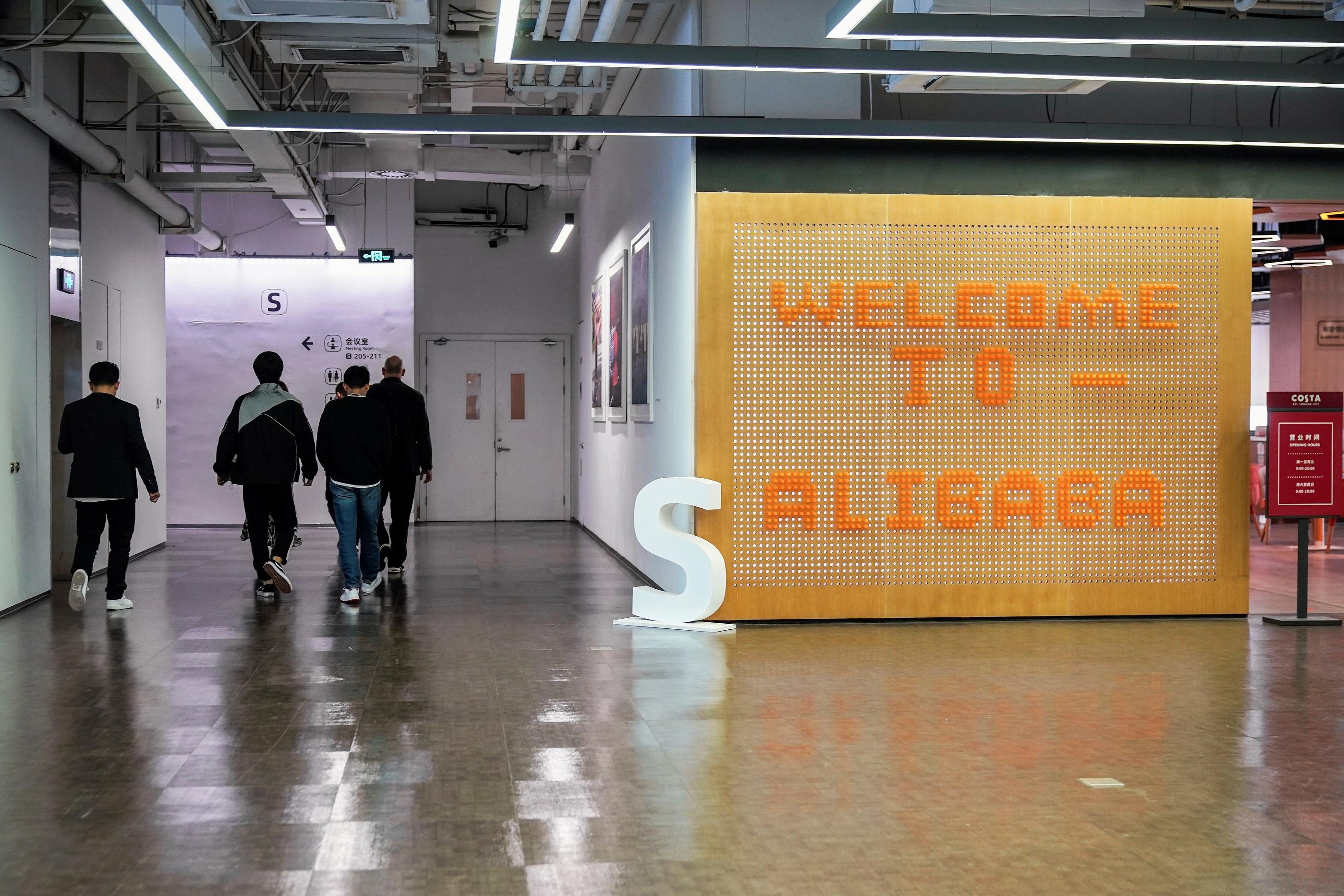 恒指兩萬二關口徘徊