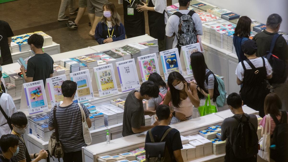 巴士公司將開辦8條特別過海路線，配合香港書展2022周五、六延長開放時間；圖為去年書展情況。(資料圖片)