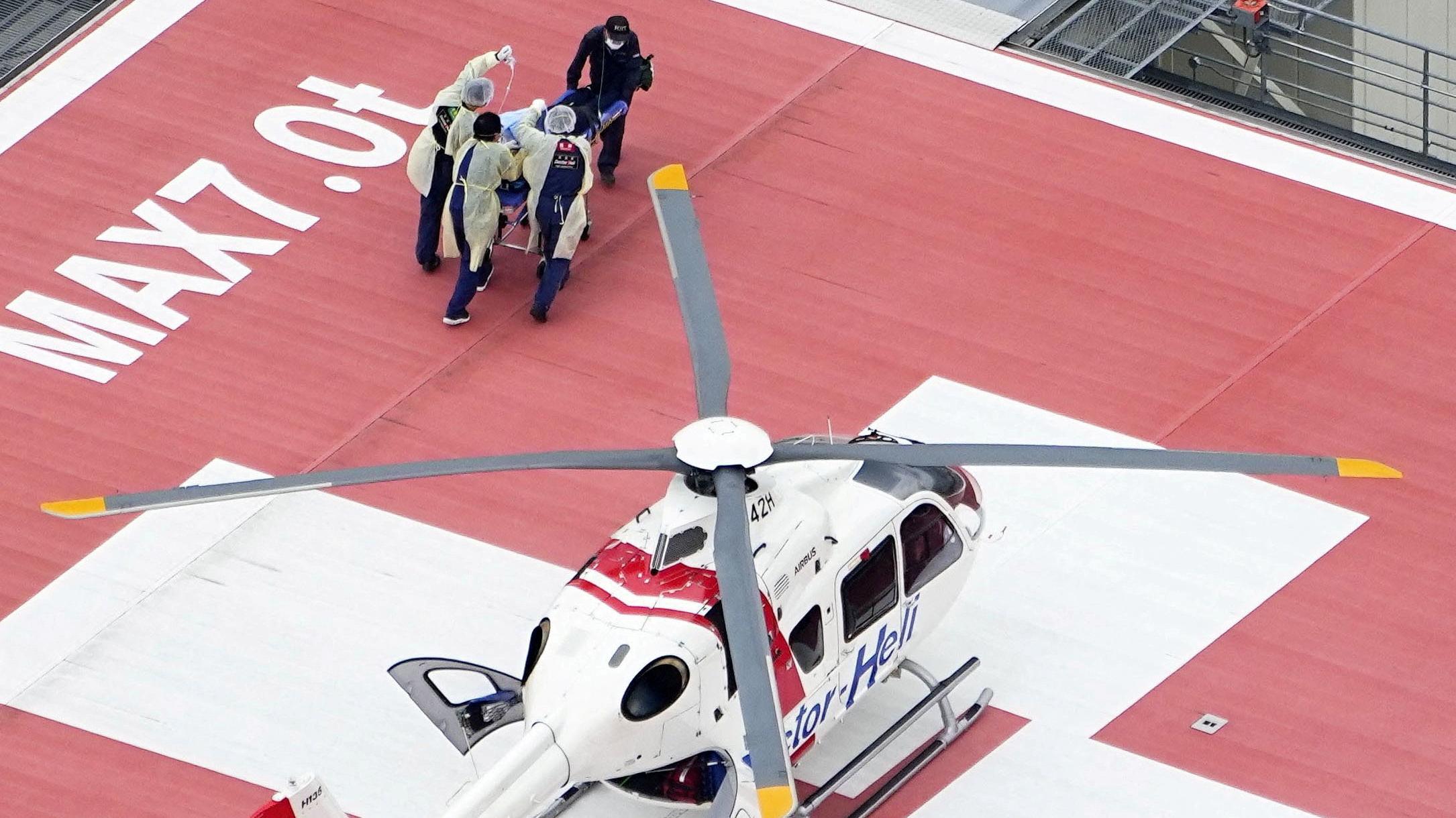 安倍中槍後由直昇機送院。(路透社)