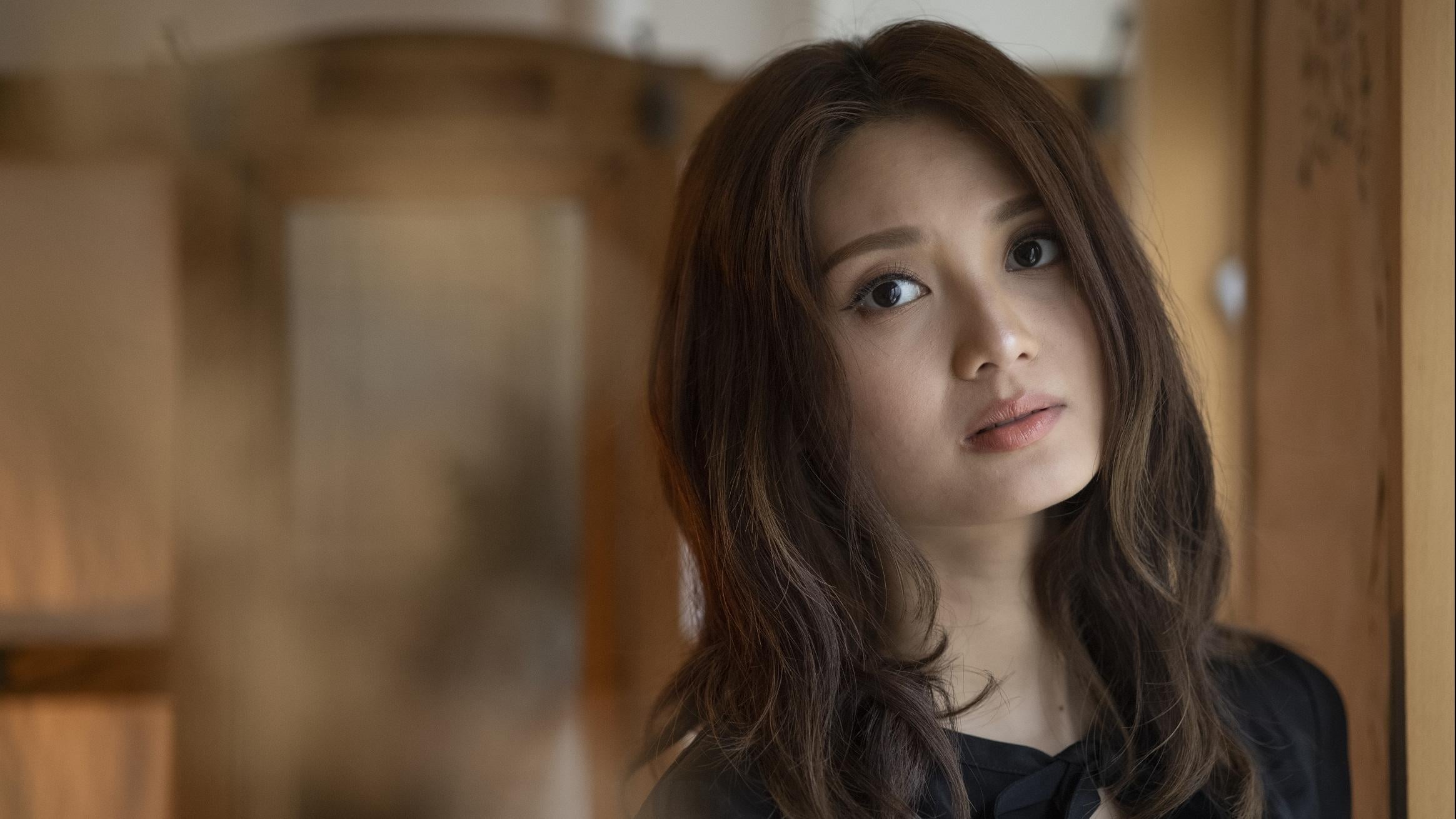 黃妍靠羅家英支晾衫竹吹漲個波    面對世界「痛吻」拒逆來順受