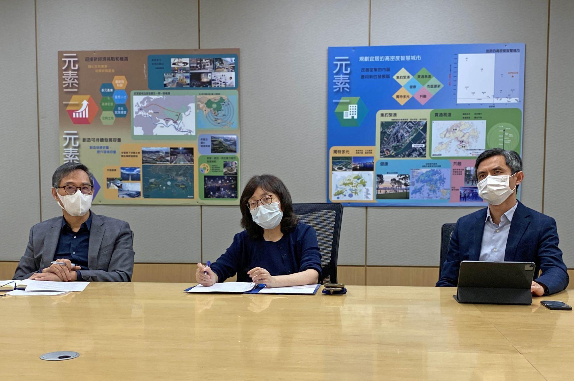 發展局局長甯漢豪(中)上任後，即與發展局轄下部門首長舉行會議。(發展局網頁資料圖片)