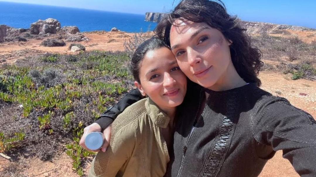 孟買大家姐VS神奇女俠 大肚艾莉雅貼合照賀拍攝結束