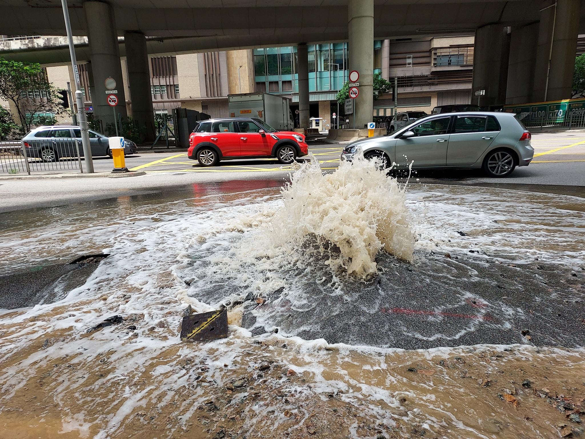 荃灣德士古道近荃灣工業中心爆水管  部分行車線封閉