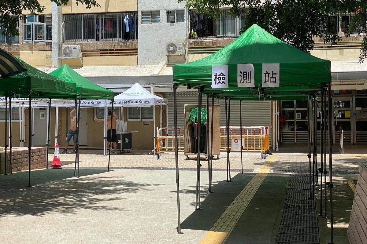 當局圍封鴨脷洲邨利滿樓，要求範圍內居民強制檢測。(網民Nelson Wong@FB群組「鴨脷洲西邨吹水台」)