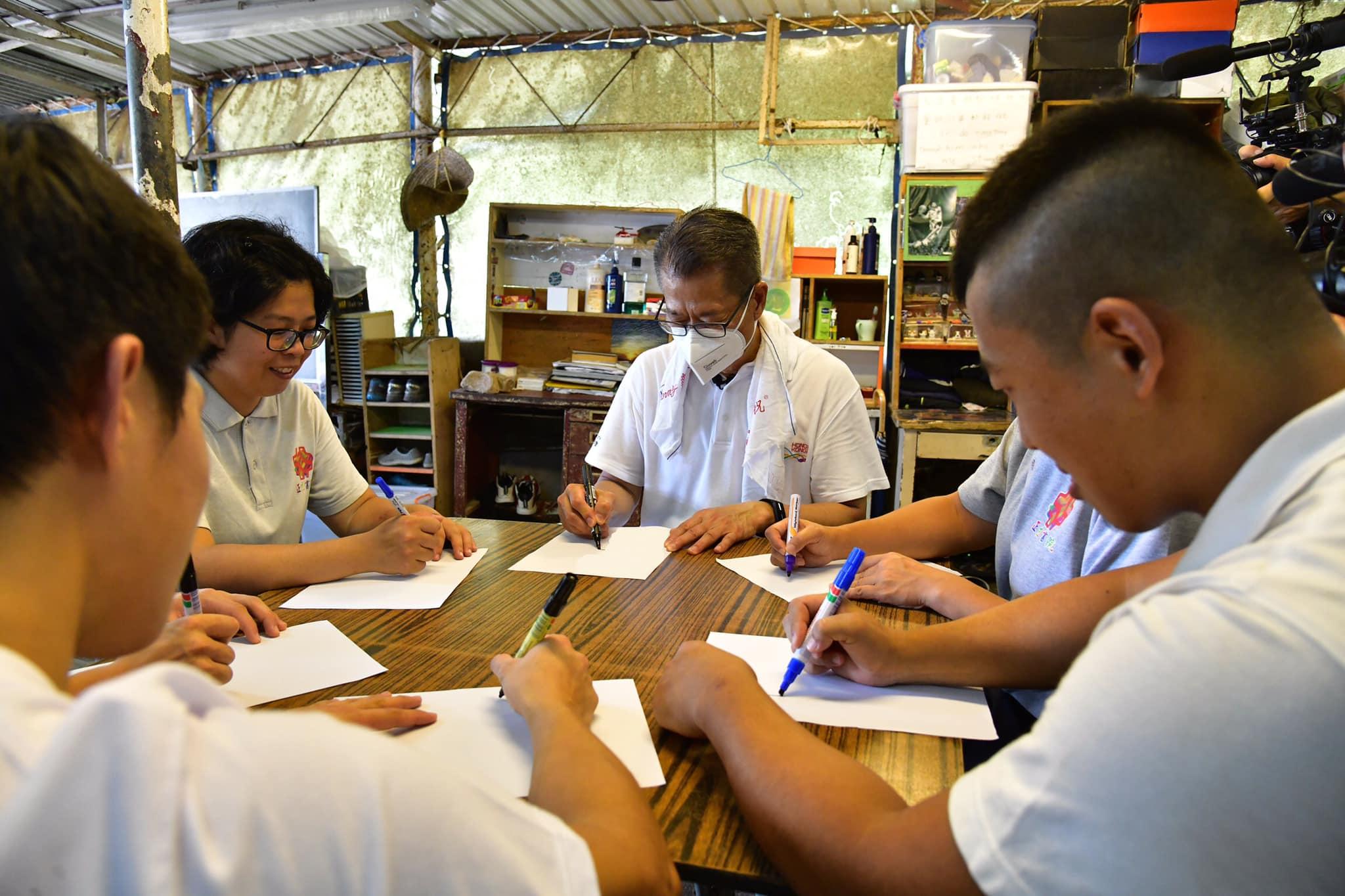 DSE 2022｜陳茂波到訪正生書院與考生吃炒飯暢談：考試成績不足以定義未來