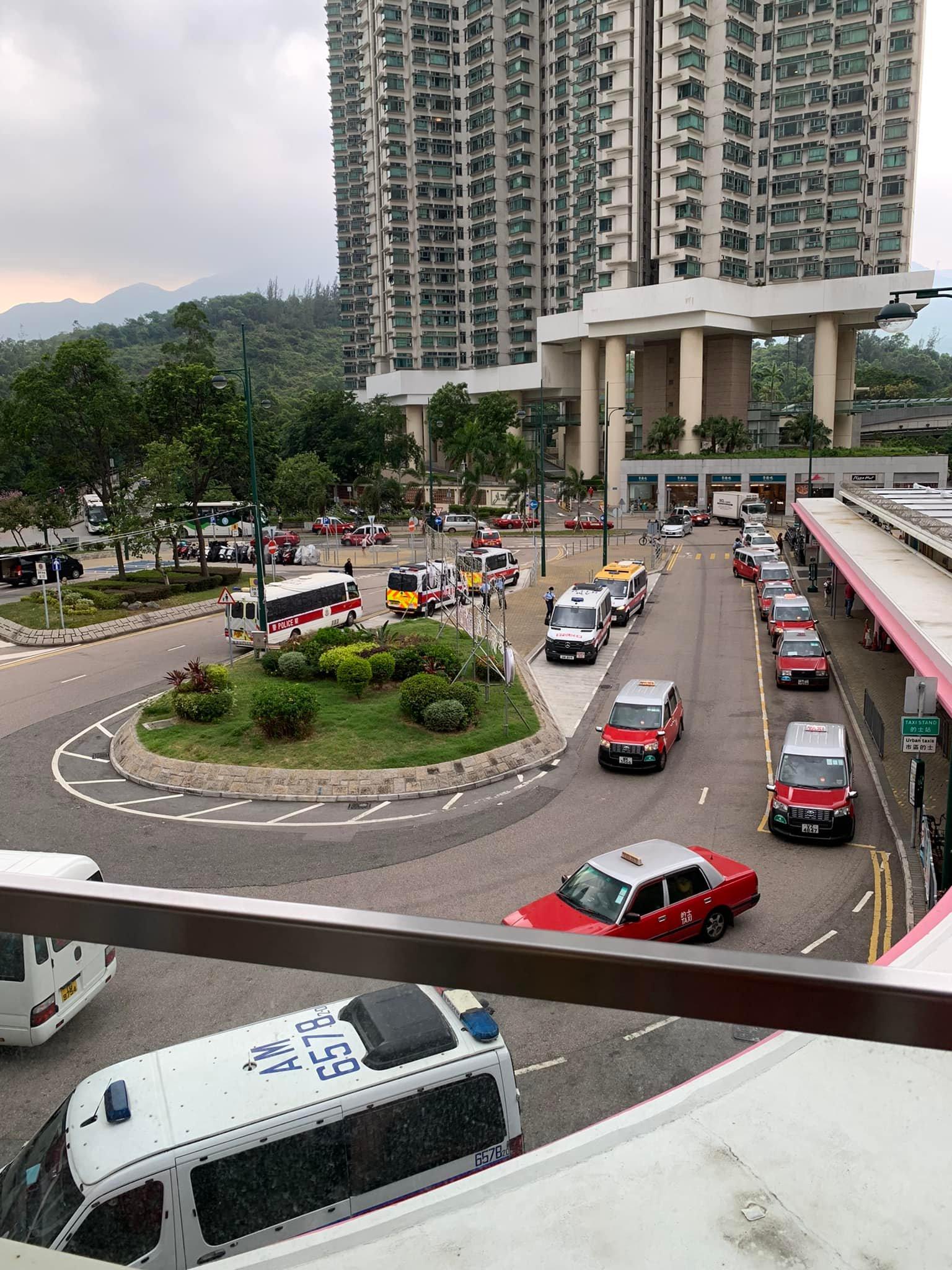 東涌站傳有持武男 警荷槍實彈搜捕