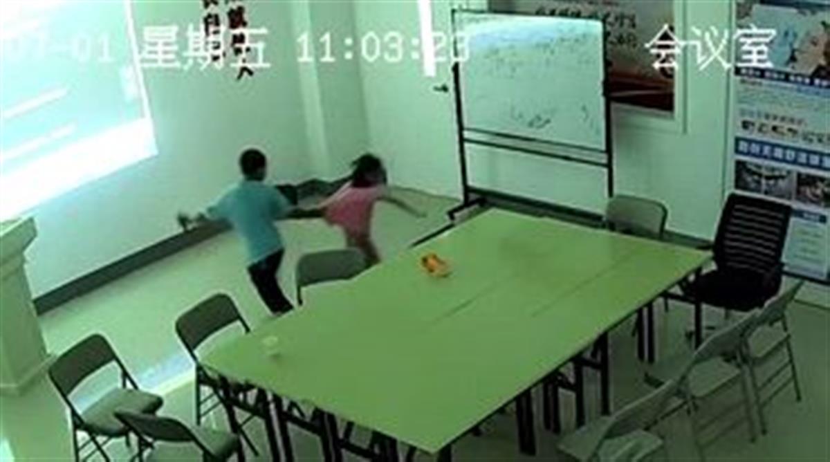 涉事10歲男童關門毆打4歲女童，致其骨折。(互聯網)