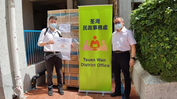 民政事務處在荃灣派發快速包。(政府新聞處圖片)