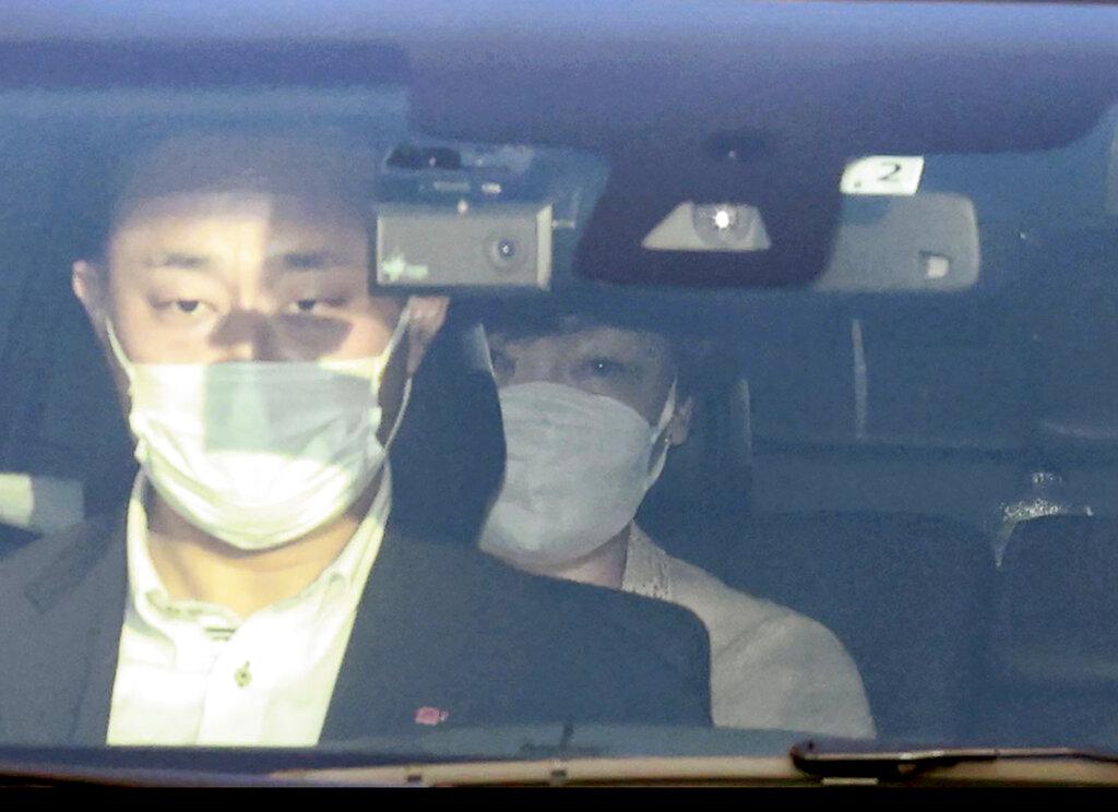 安倍昭惠坐在靈車後座。(資料圖片)