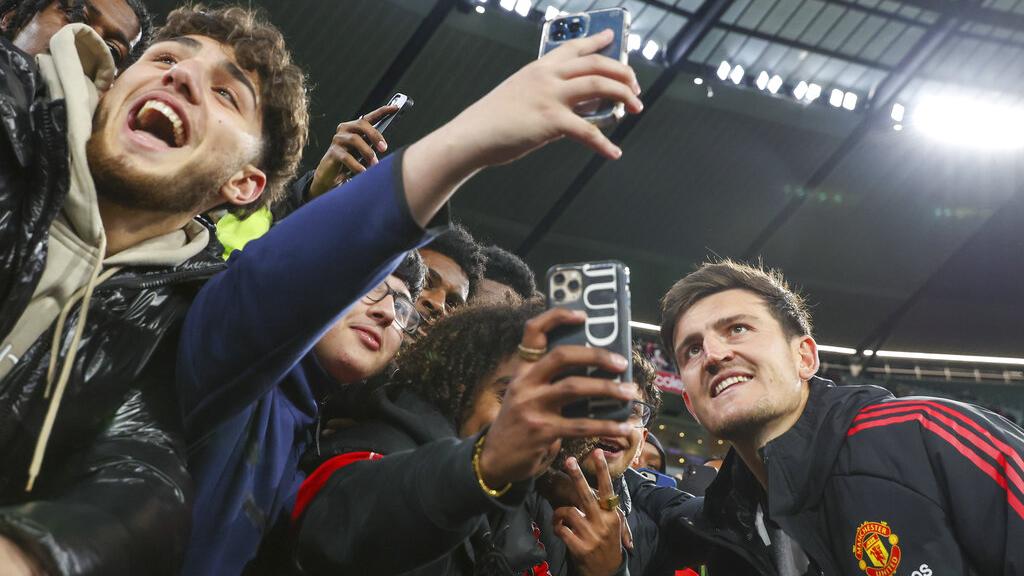 馬古尼賽後與球迷合照。(美聯社)