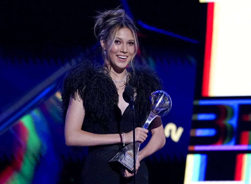 谷愛凌在頒獎禮上用中文感謝支持者。(美聯社)