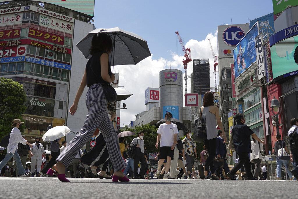 日本新冠確診數字繼續推高。(美聯社)