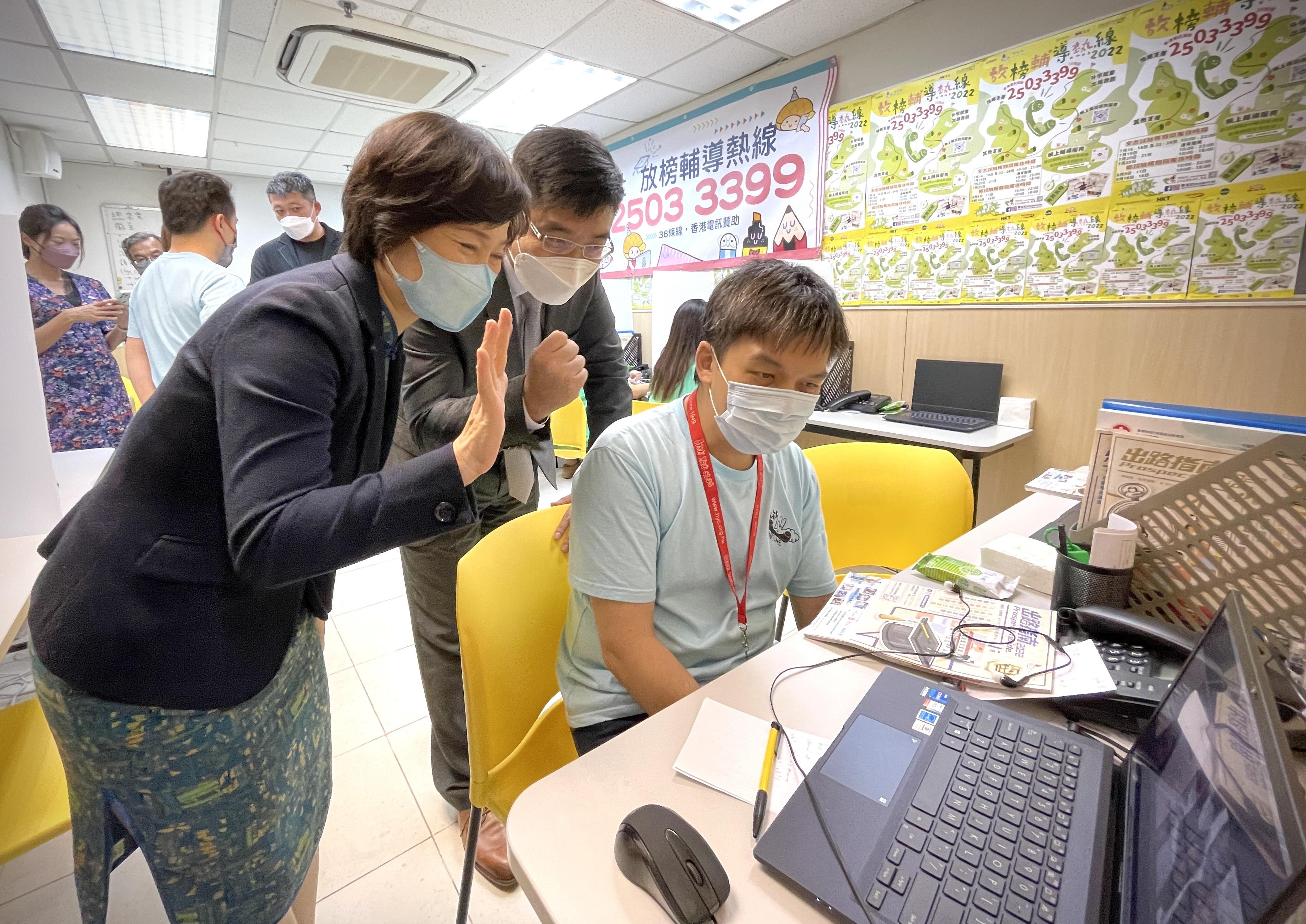 教育局局長蔡若蓮（左一）學友社主席兼立法會議員李浩然（左二）