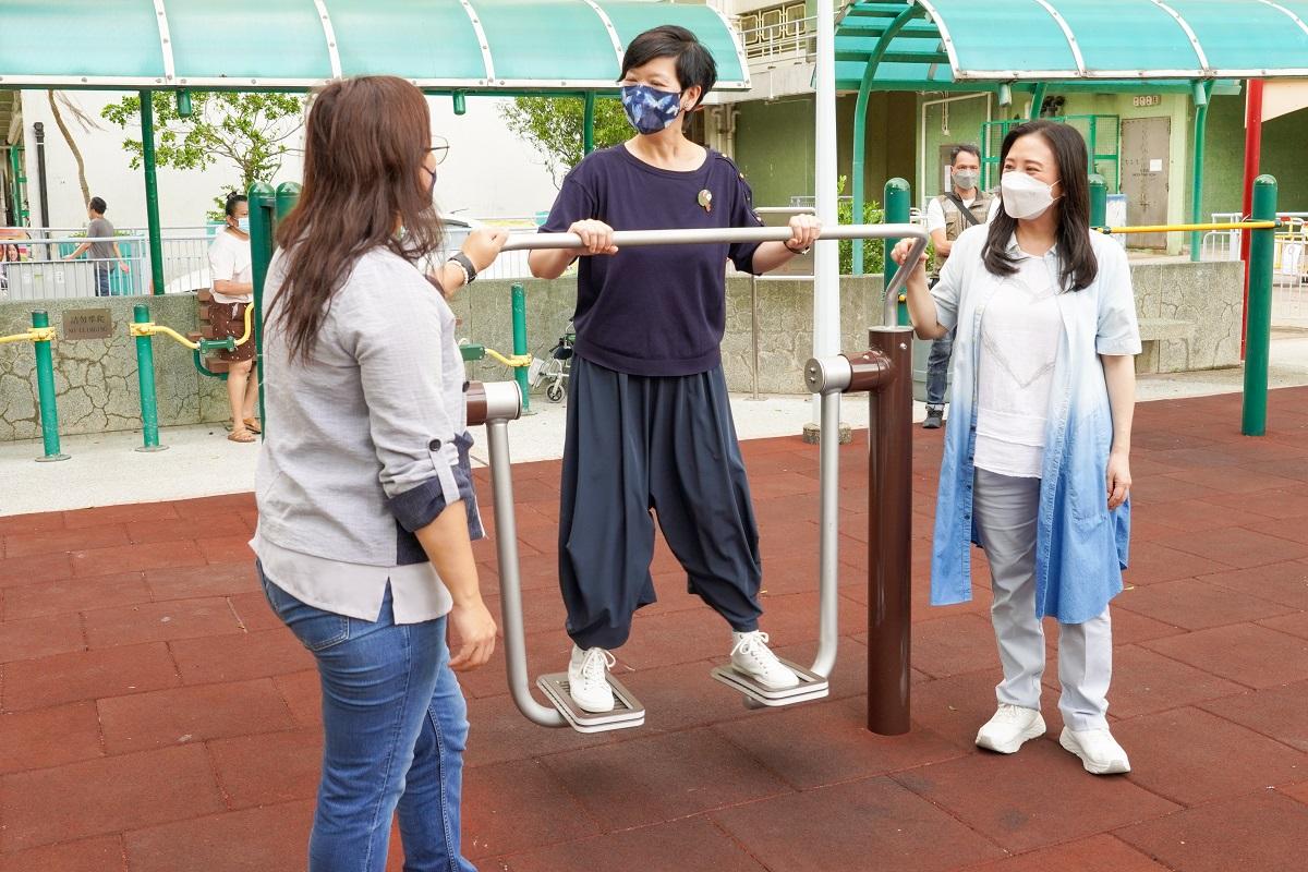 何永賢(中)探訪後，即場試玩美林邨公園的長者健體設施。(民建聯提供)