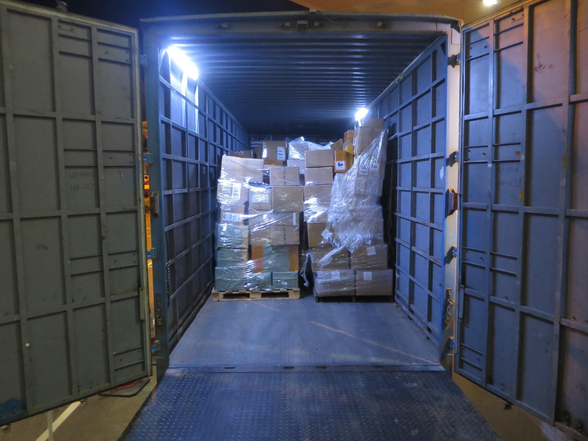 海關檢市值300萬冒牌貨  入境貨車司機被捕