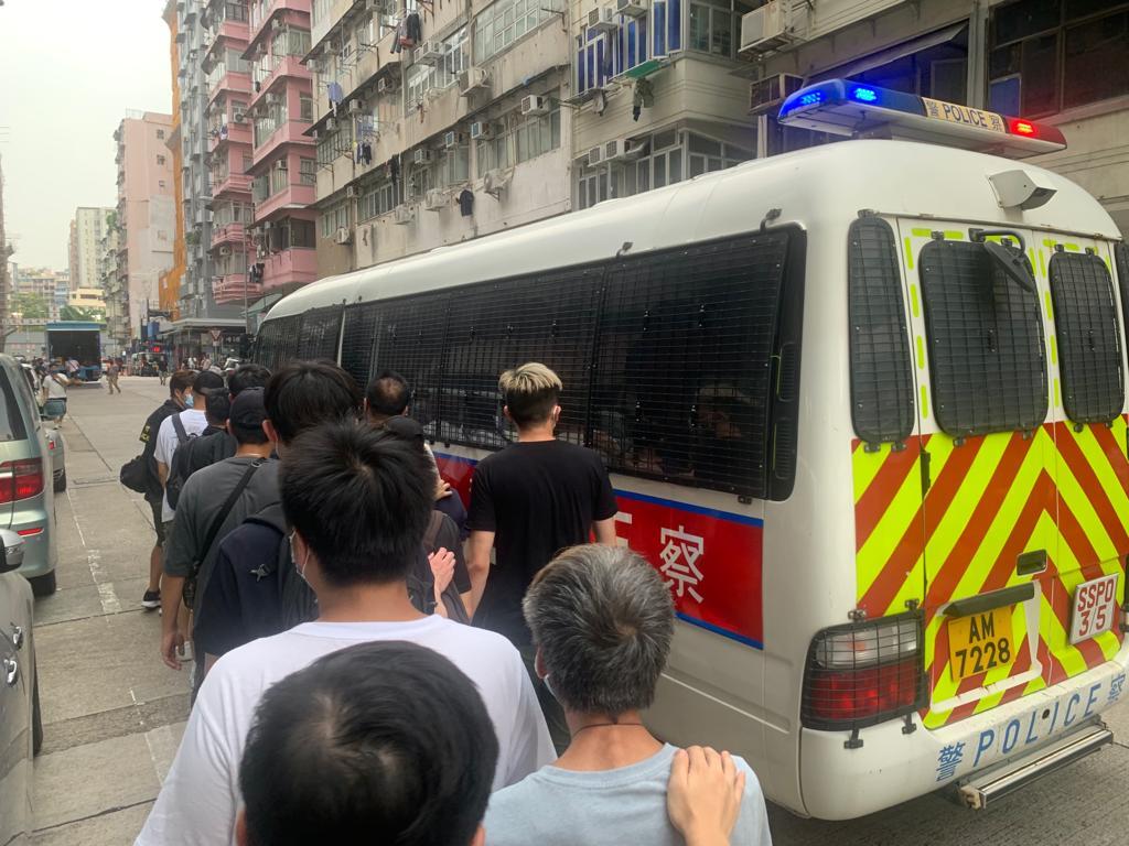 警深水埗搗非法釣魚機賭檔拘13人檢6000元賭款