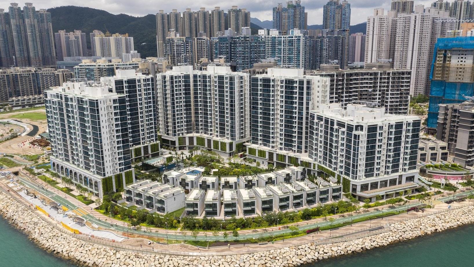 半新樓MONTEREY本月錄首宗二手成交，單位為低層四房海景戶，大幅劈價350萬元後以2,350萬元沽出，料平手離場。