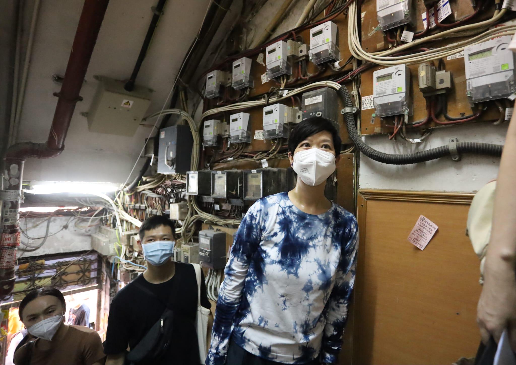 房屋局長探劏房籠屋戶 形容環境不理想是「民生痛點」