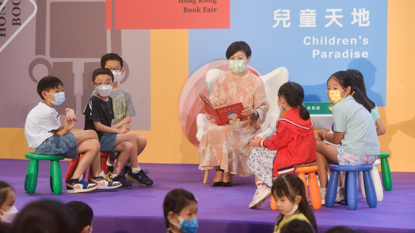 消委會, 黃鳯嫺, 書展, 名人講故事, 我是黑天鵝