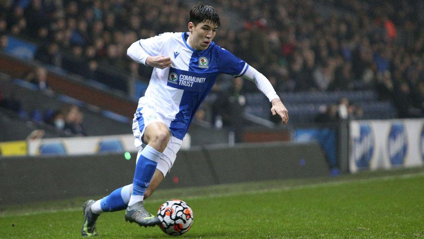 英日混血兒慈英與布力般流浪簽下職業合約。(布力般流浪圖片)